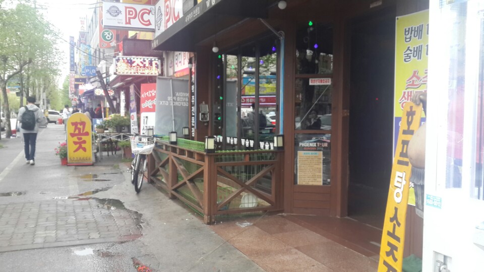 고양이를 비오는 날 밖에 묶어 놓았어요.
