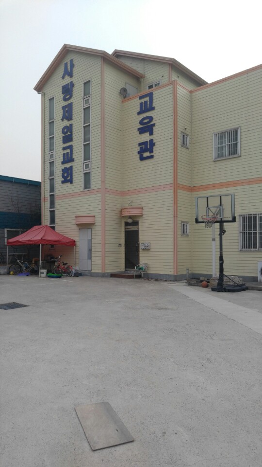 쇠줄이 아가 목을 파고들고 있어요.. 
