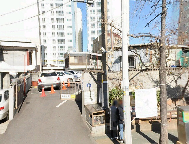 열악한 상황에서 생활하는 강아지