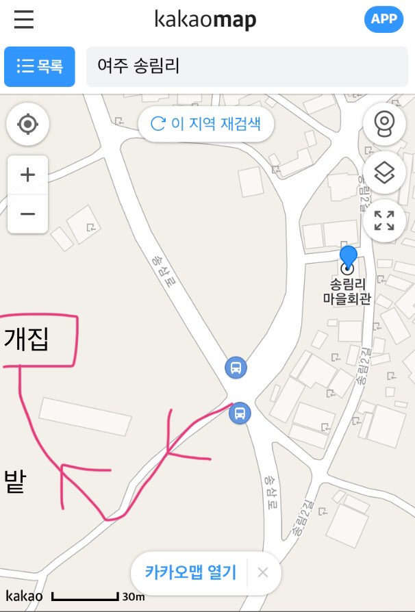 시골 드넓은 밭 좁은 철제장 안에 큰개3마리, 강아지5마리