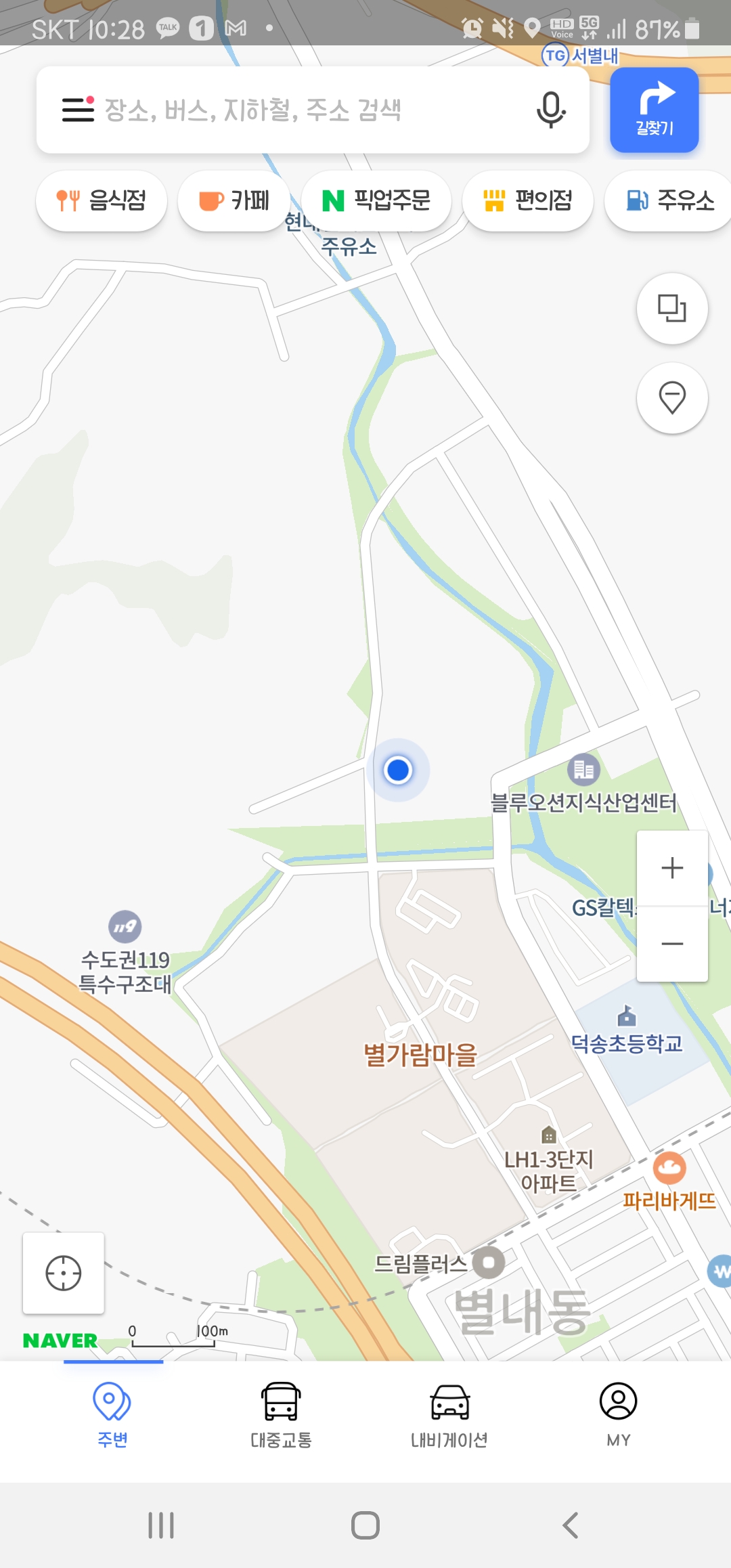 수많은 개 짖는소리와 신음소리가 들립니닺