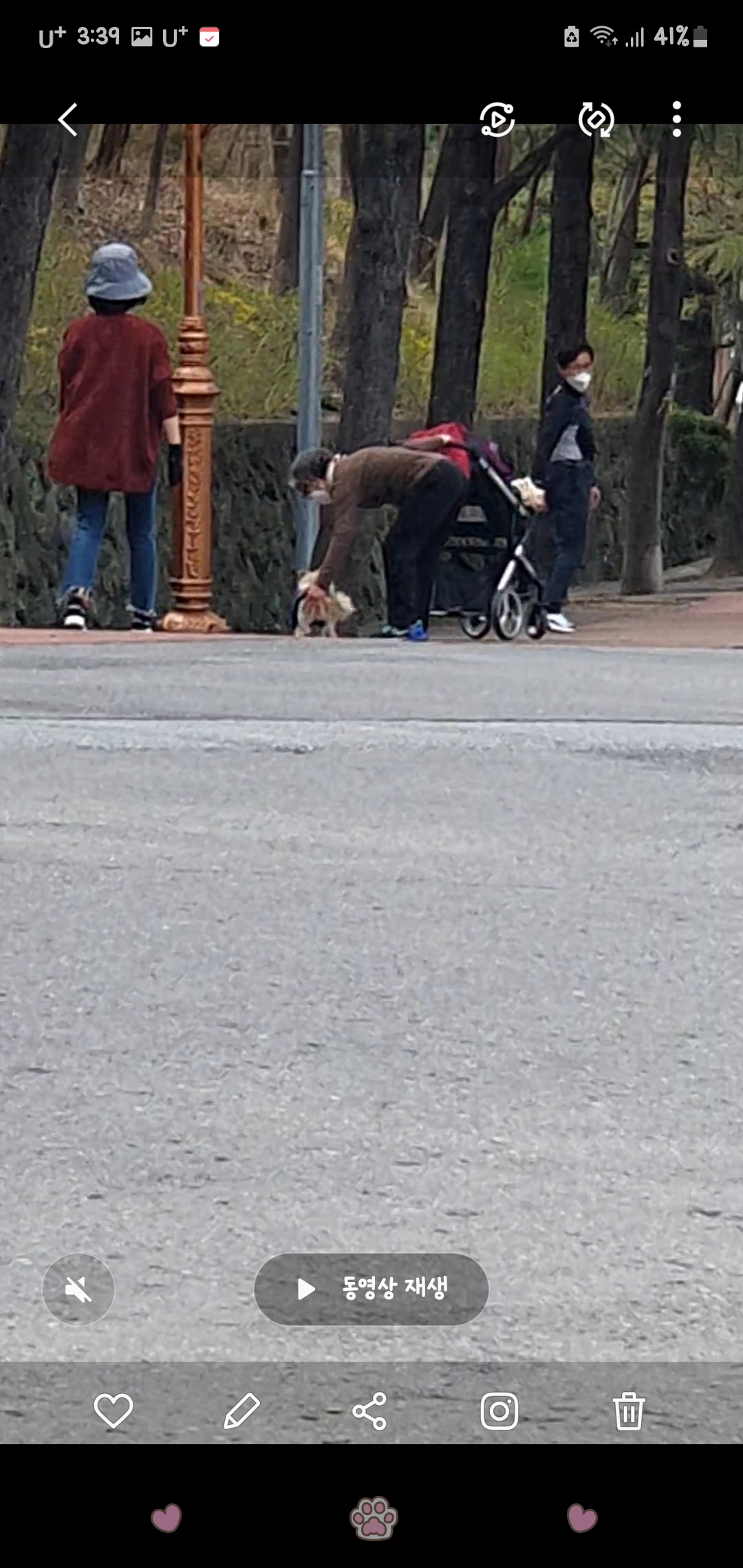 할머니가 다리가불편해보이는아이를 발과손으로 밀며억지로데려갑니다.지속된학대의심됩니다.