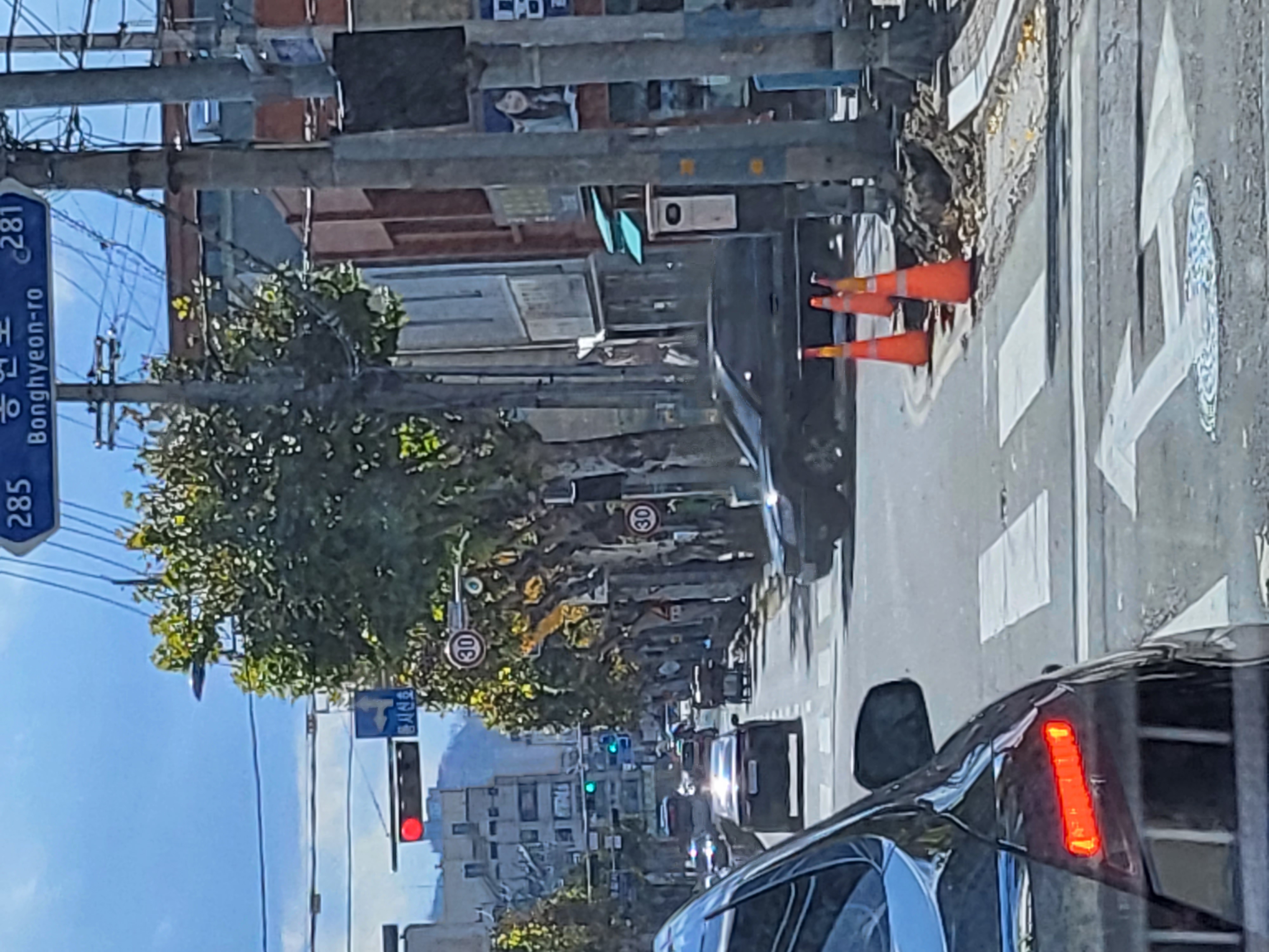 오토바이에 끌려가다시피 가는 아이 구해주세요