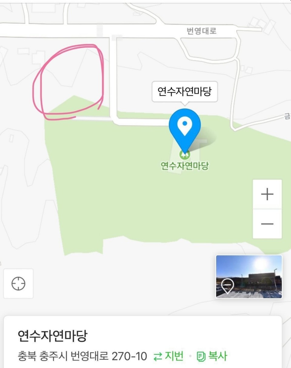 어미와 새끼가 차가운 흙바닥에 묶여서 굶고 지내요 