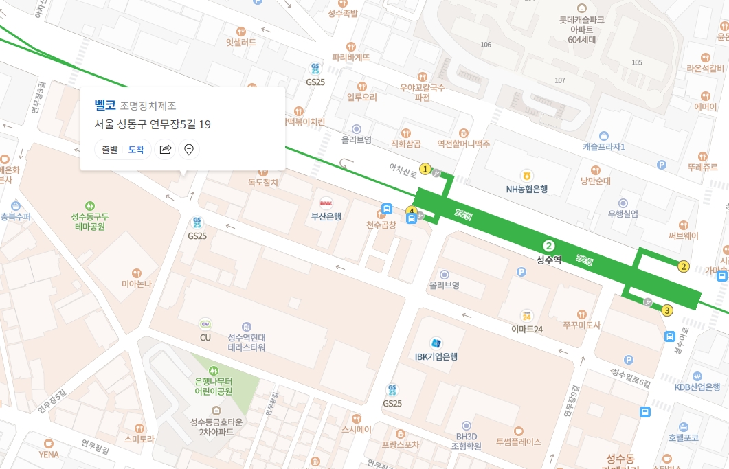 옥상에 비바람을 막아줄 시설없이 방치되어 있는 강아지