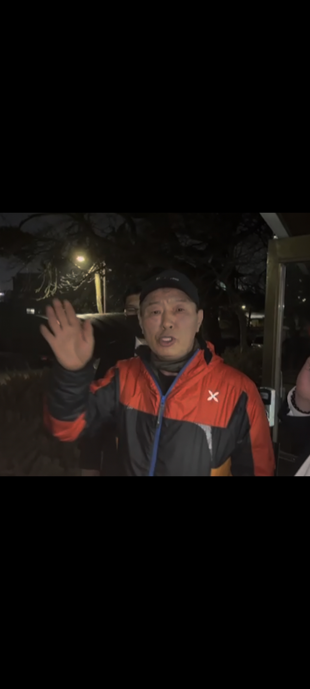절대 개를 키워선 안 되는 사람에게서 개를 분리해주세요! 