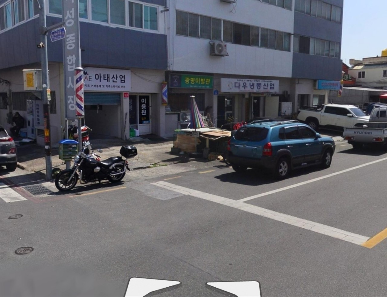 도시한복판에서 식용견을 잡아다 가두고있습니다.