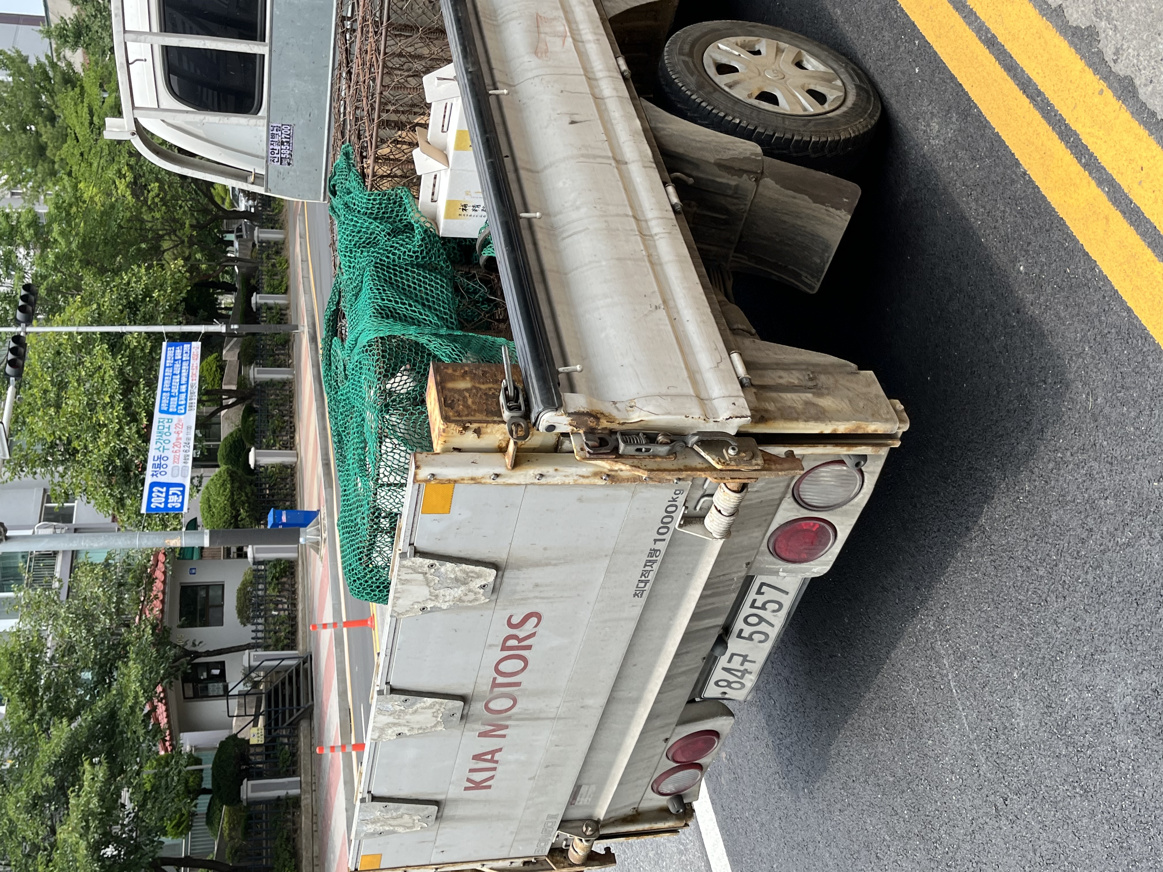 개 3마리가 잡혀갔어요.