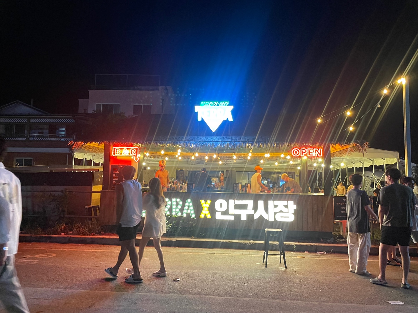 래퍼 지투가 운영한다는 양양 클럽 '인구시장' DJ 부스의 강아지 학대 사육 현장 제보