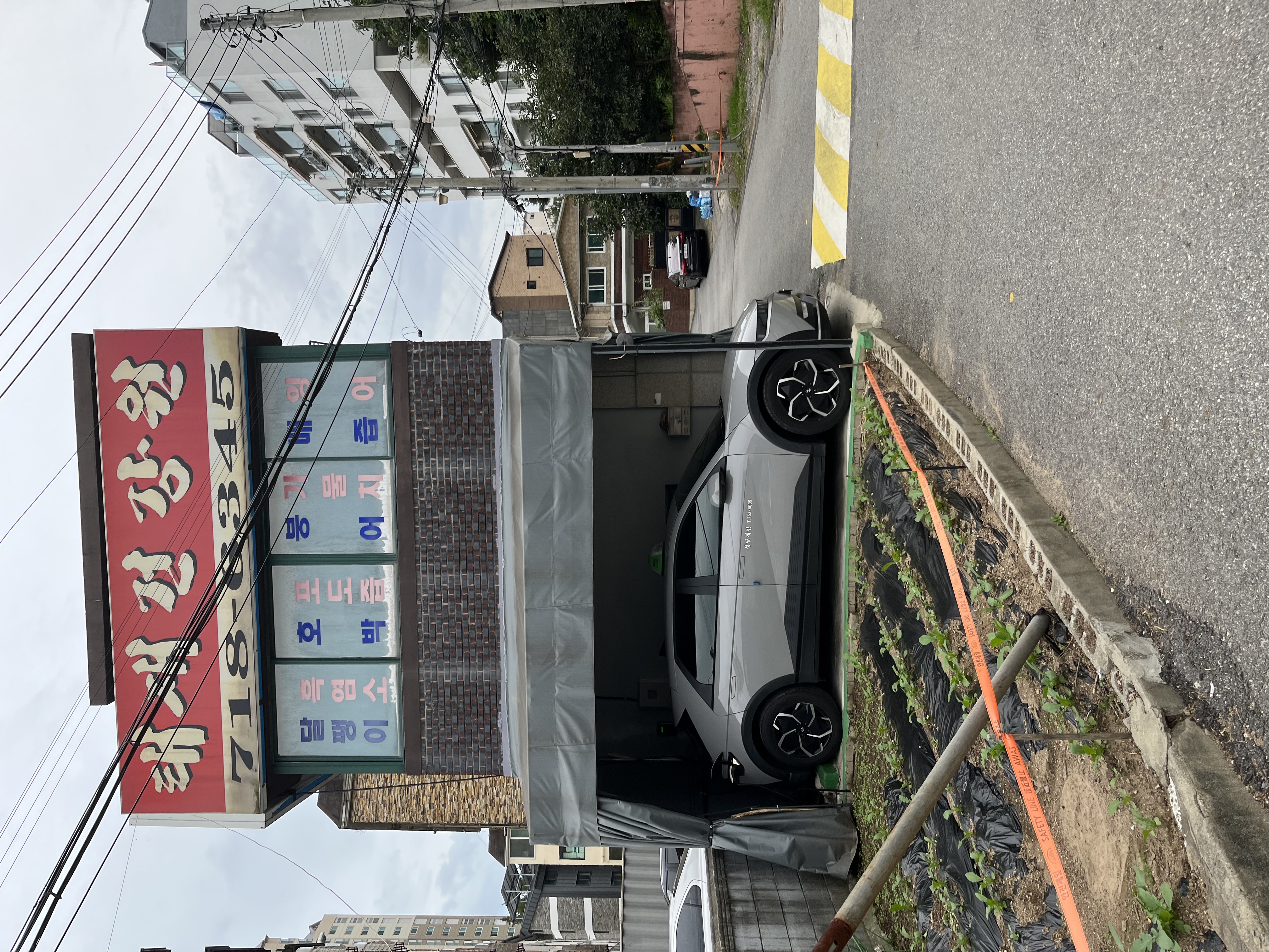 건강원 건물에 방치된 강아지