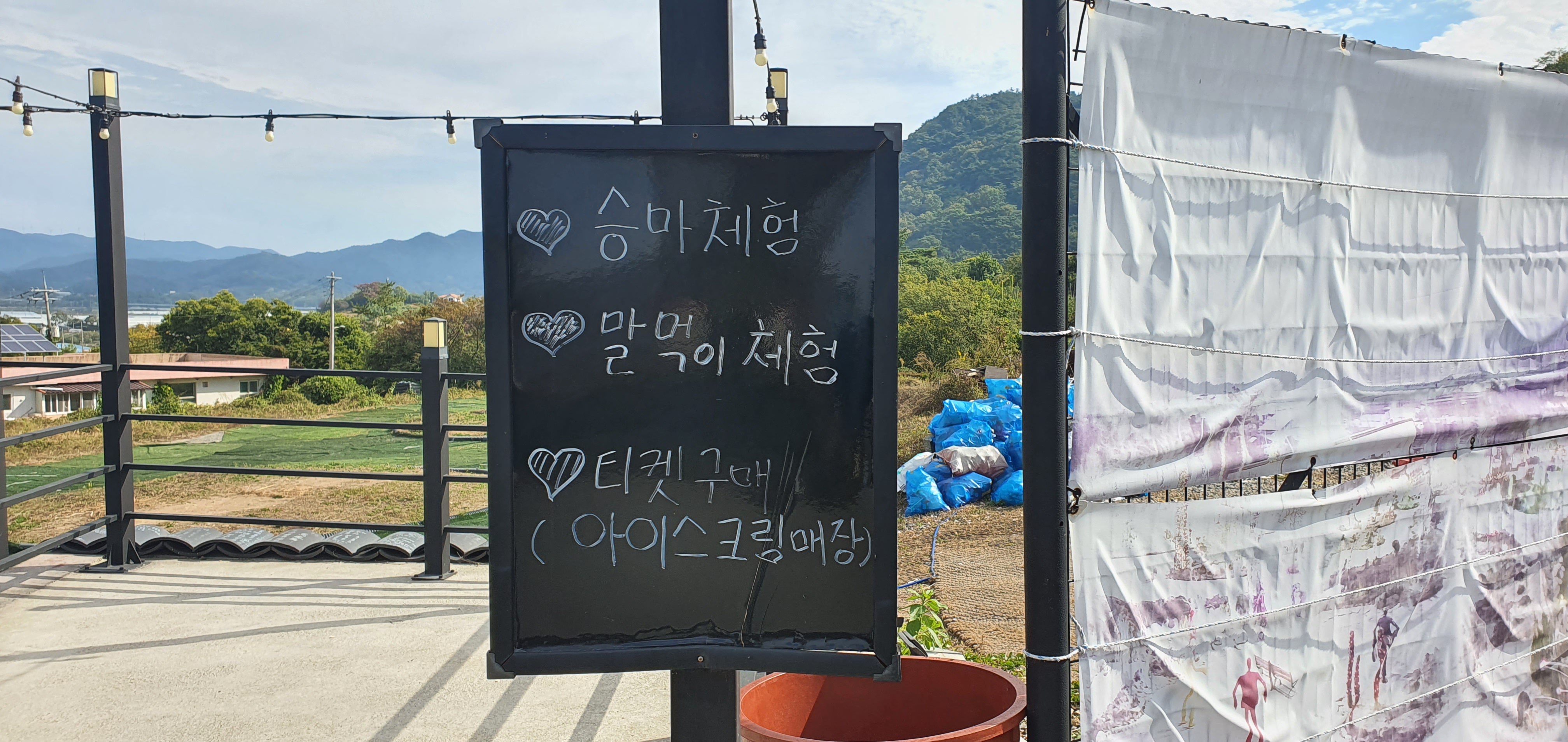 열악한 환경에서 돈벌이 수단으로 이용되는 동물