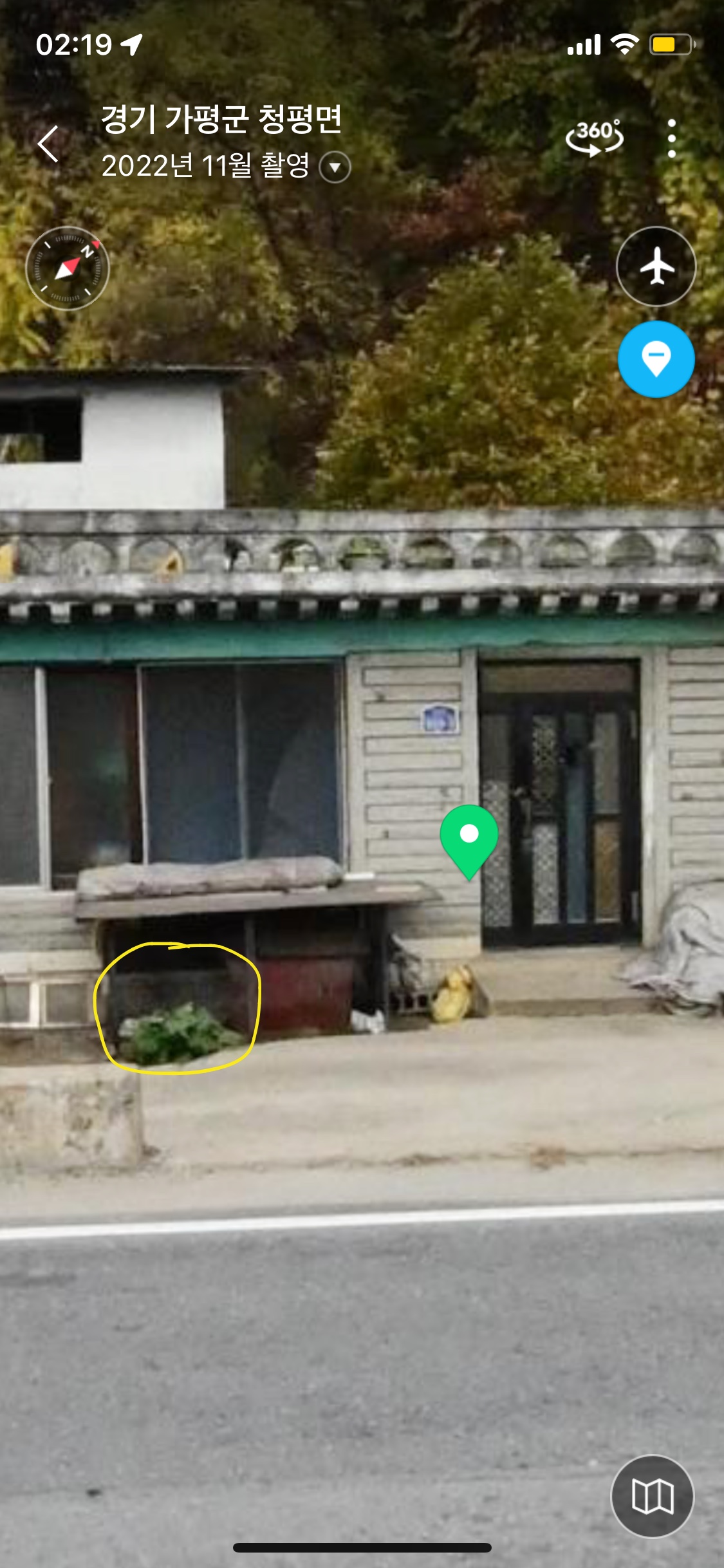 대로변앞 빈집 현관문 앞 철장에 갇힌 검흰 강아지( 매우열악)