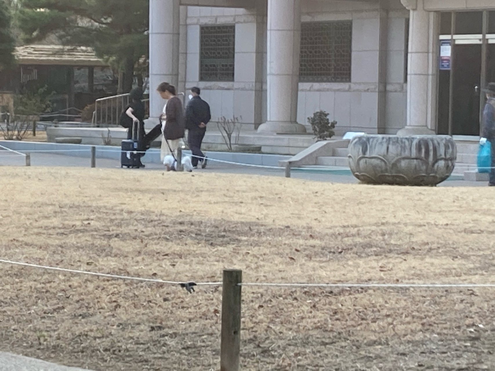 말못하는 동물을 신체적고통을 주는 여자가 있습니다