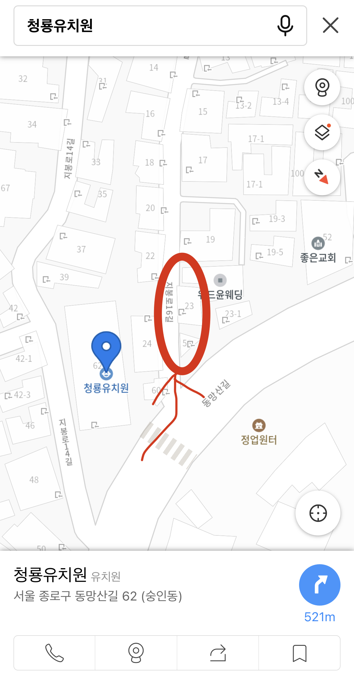 좁은 담벼락 뒤에 먼지와 더러운 박스와 함께 가스배관에 묶여 사는 강아지을 구조해 주세요 