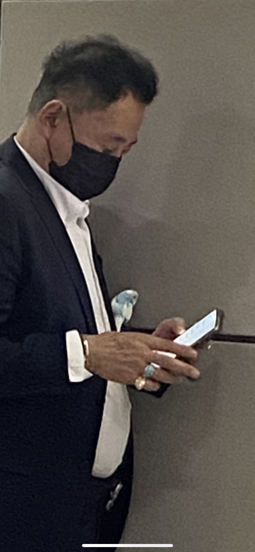 잉꼬 앵무새를 팔에 올려 지하철타는남자 
