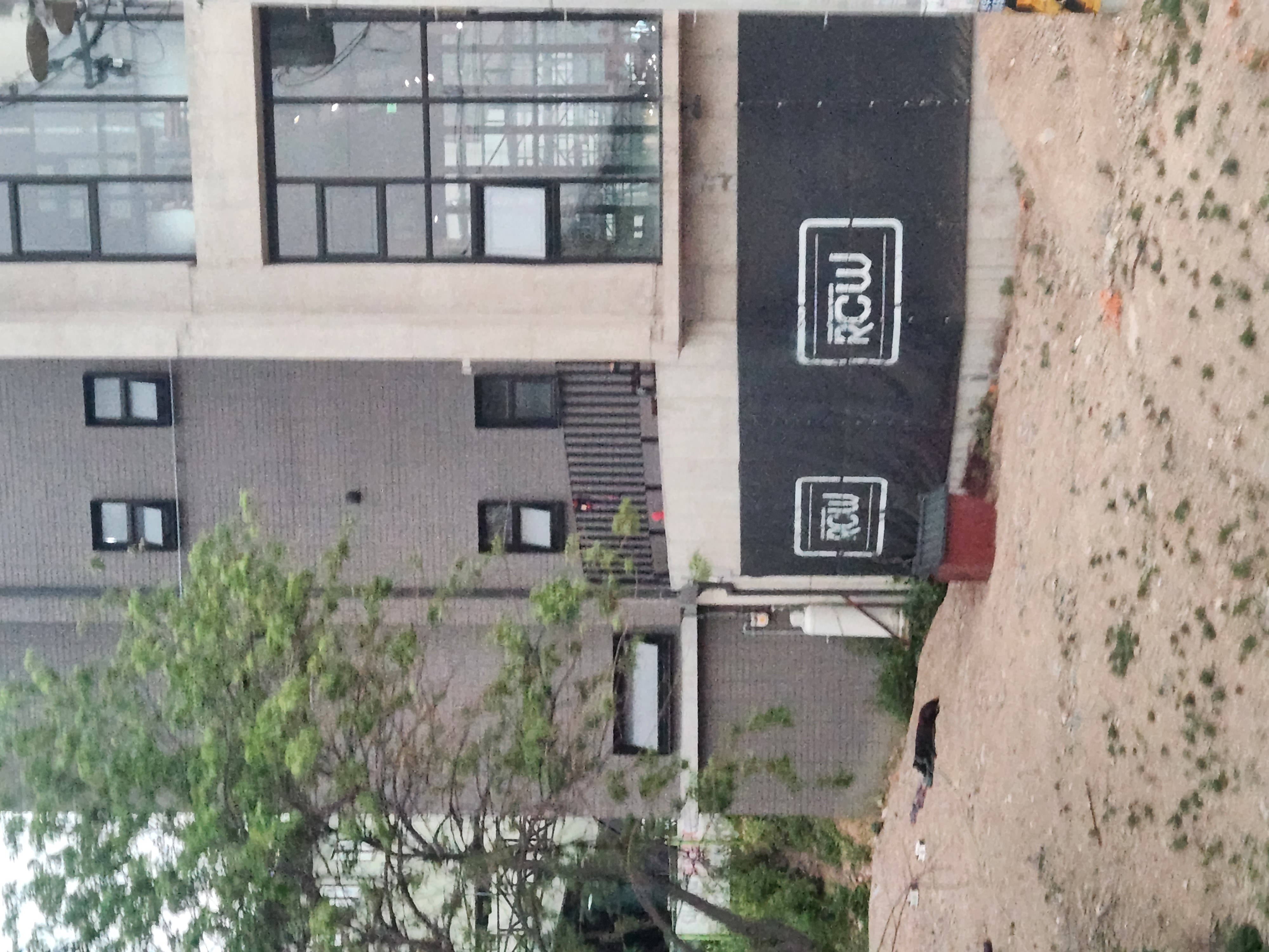 세차장 건물 야외에 묶여있는 검은개 (피토한거 같아요)