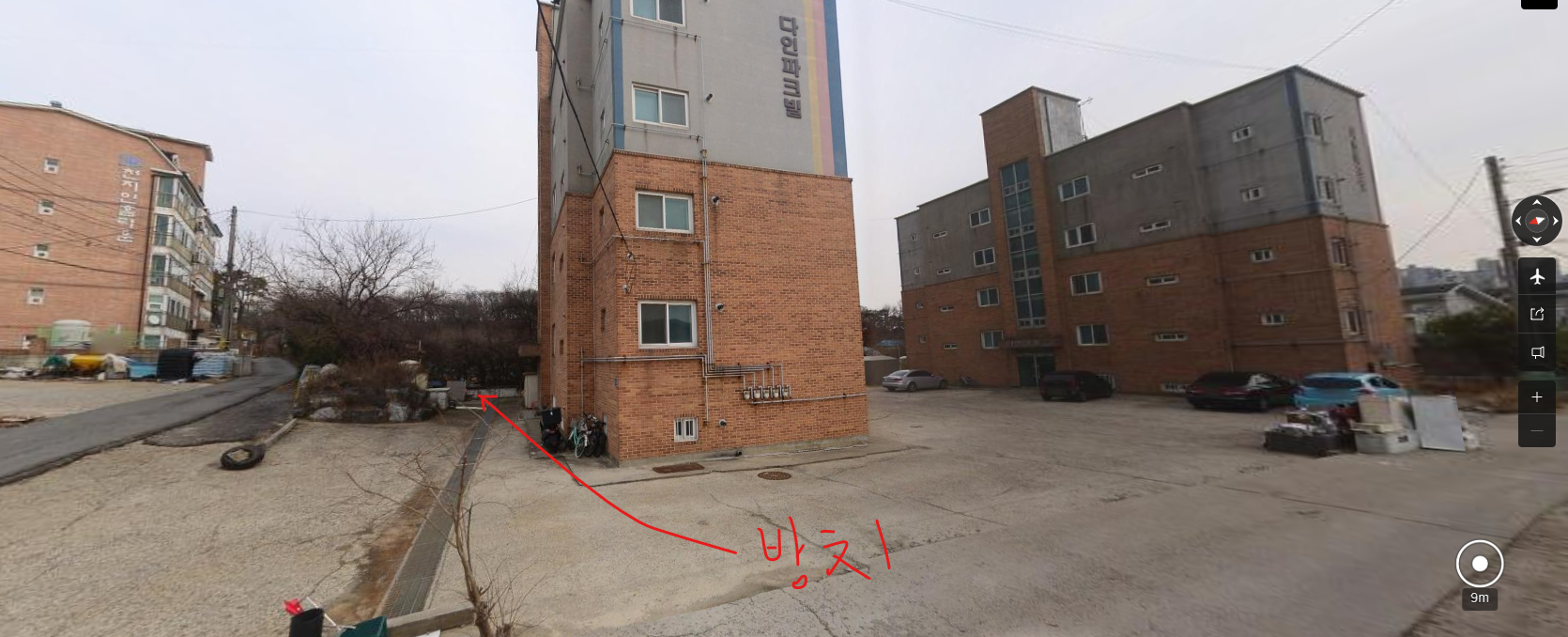 주인이 밥도 주지 않고 백구를 방치(굶김,열악한 환경)하고 있습니다.  도와주세요!