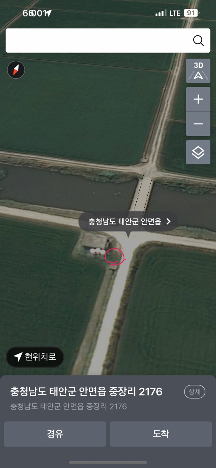 무너지고 있는 폐자재돌더미 밑에 유기된 새끼강아지 구조요청드려요