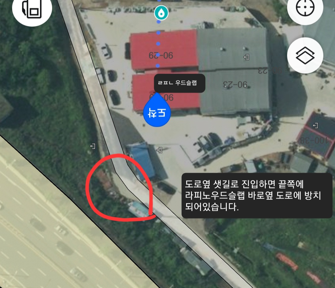 찻길에 많은 개들이 열악한 환경속 방치되어 있습니다 
