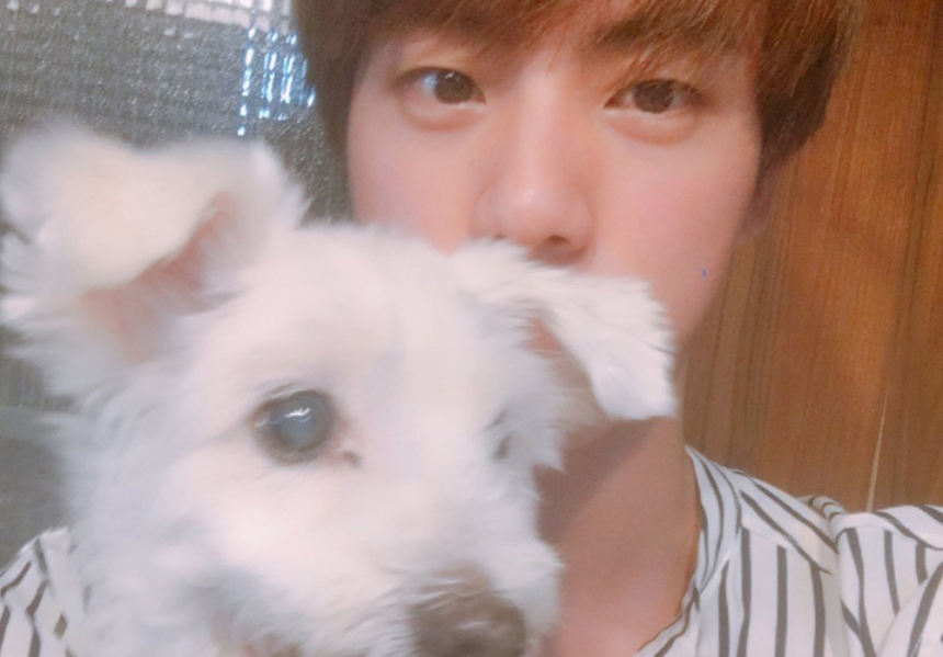 방탄소년단 멤버 진 팬클럽의 후원금 전달