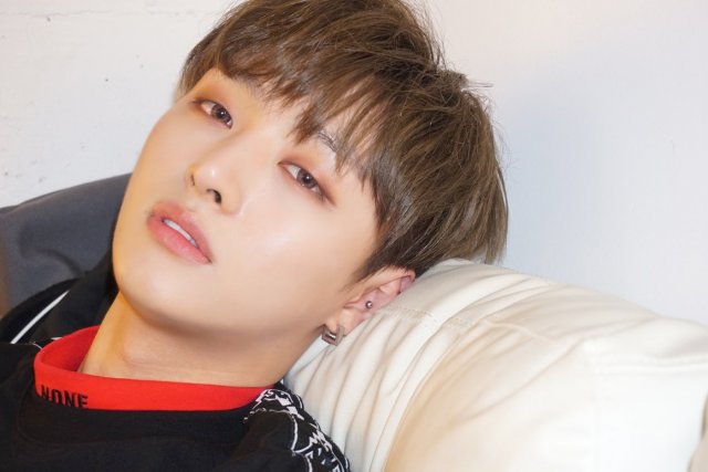 윤지성 팬클럽 밥알들의 후원금 전달